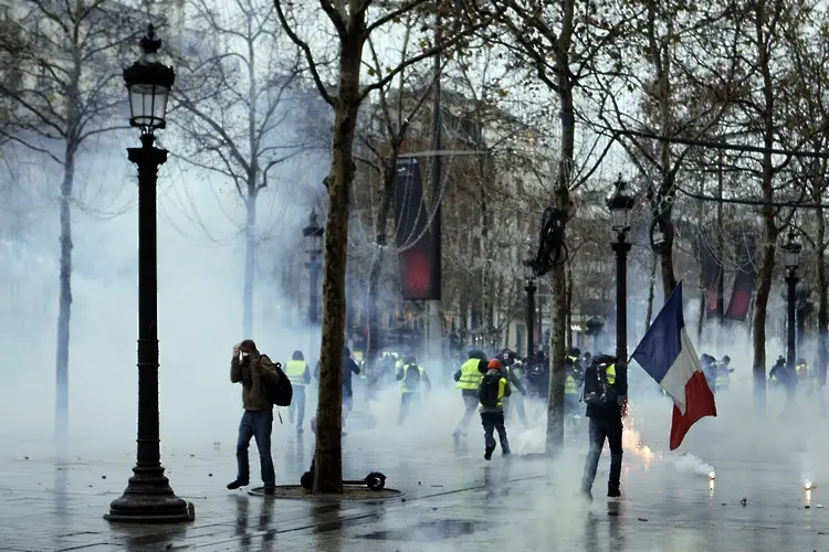 Сълзотворен газ, студ и дъжд не спряха поредния протест на 