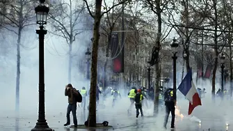 Сълзотворен газ, студ и дъжд не спряха поредния протест на 