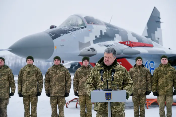 Порошенко: Русия струпа 80-хилядна войска по границите на Украйна