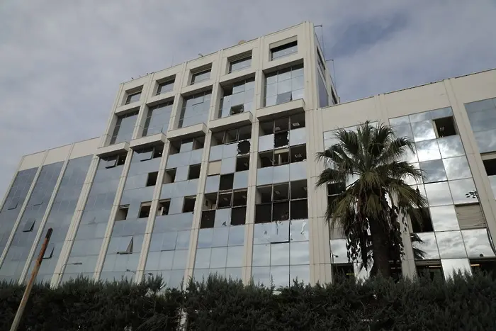 Бомба избухна пред сградата на гръцката телевизия Скай