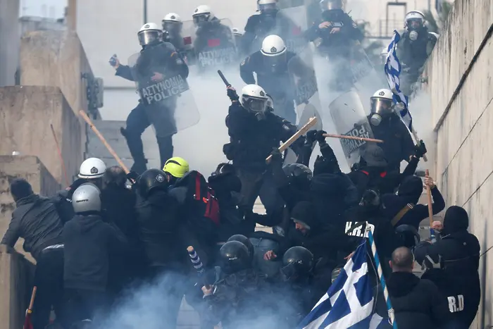 Десетки хиляди протестираха в Атина срещу договора от Преспа (СНИМКИ)