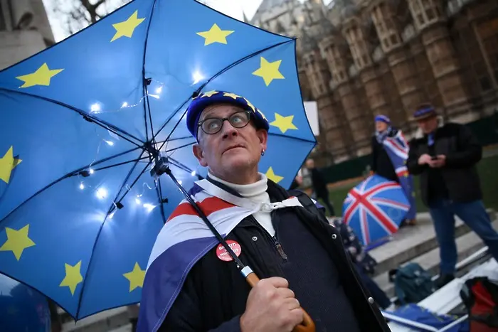 Стотици хиляди британци поискаха нов референдум за Брекзит