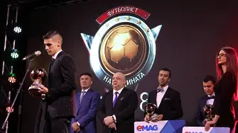 Футболист №1 на България изпълнява ангажимент, дарява топки