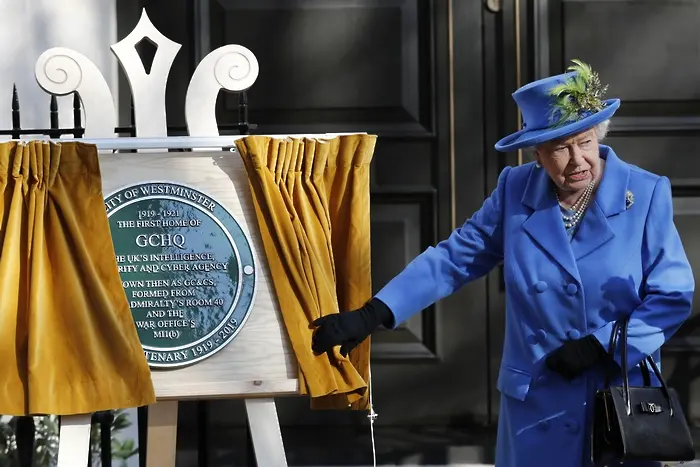 Кралицата откри шпионска плоча с тайно послание