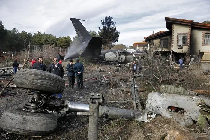 Ирански военен самолет катастрофира при кацане