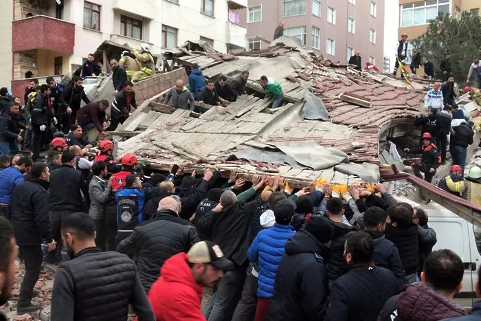 Шестетажен блок се срути в Истанбул. Поне 1 загинал (ВИДЕО)