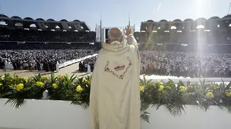 175 000 се стекоха на меса на папата в сърцето на исляма  (СНИМКИ)