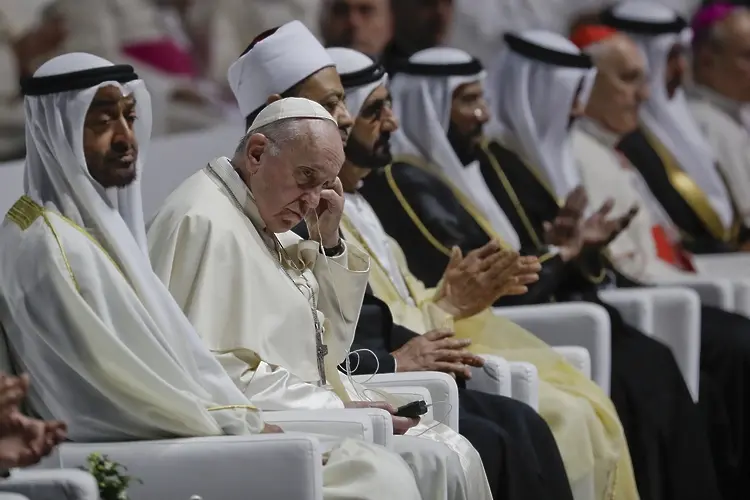 Грандиозно посрещане за папата в люлката на исляма (СНИМКИ)