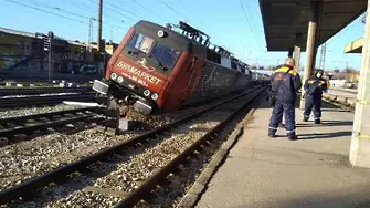 Влак с 25 цистерни пропан-бутан дерайлира в Пловдив. Няма пострадали