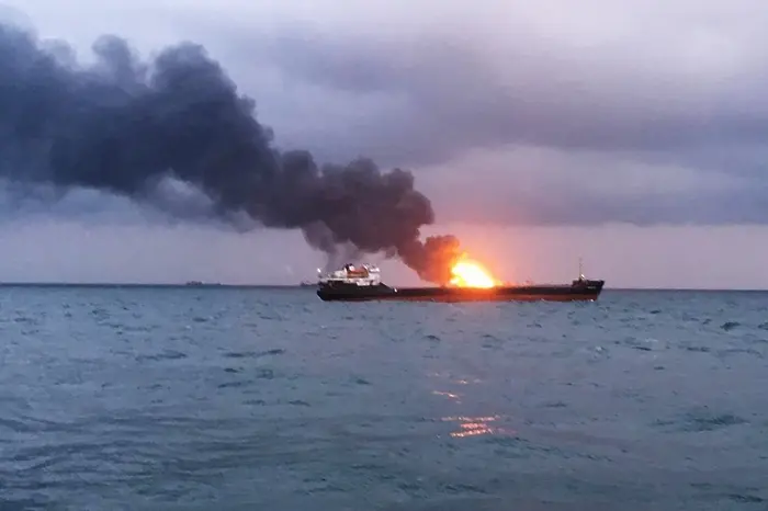 14 загинали при пожар на два кораба в Керченския проток
