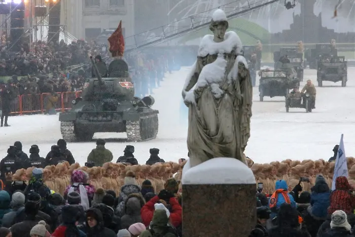 Военен парад в Русия за 75 години от освобождението на Санкт Петербург (СНИМКИ)