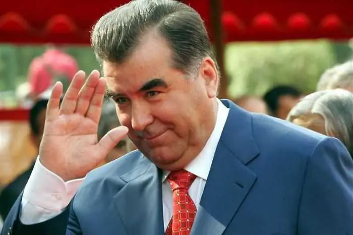Президентът на Таджикистан забрани да го възхваляват с песни