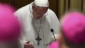 Папата заседна в асансьор и закъсня за неделното обръщение 