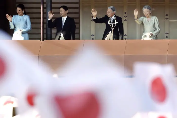 Японският император абдикира в полза на сина си утре