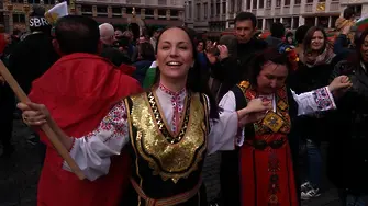 Българско великденско хоро огласи Брюксел (СНИМКИ, ВИДЕО)