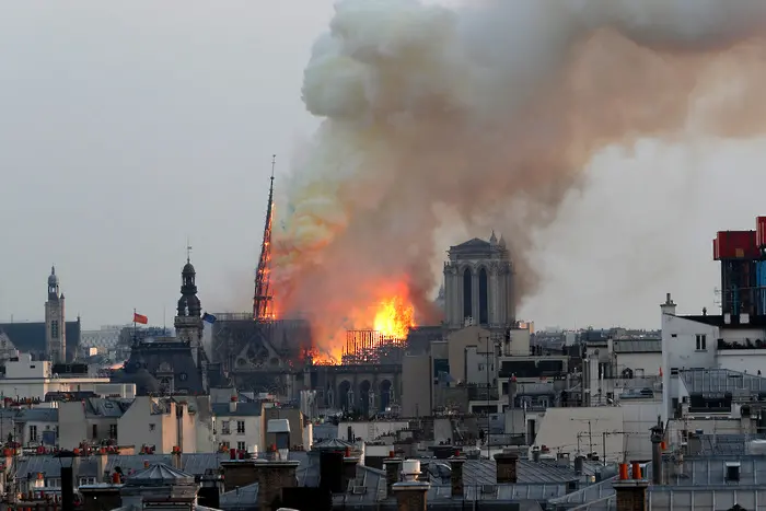 Нотр Дам в Париж гори, покривът и кулата рухнаха  (ВИДЕО, СНИМКИ)