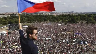 Стотици хиляди чехи искат оставката на премиера си