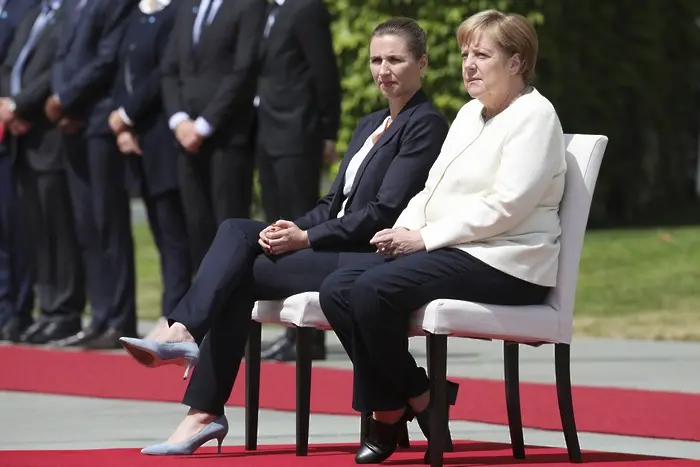 Промениха протокола заради треперенето на Меркел