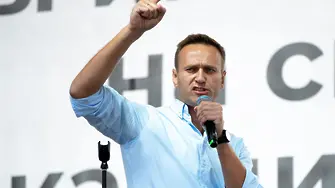 Отново и отново: обиск в студиото на Навални и арести