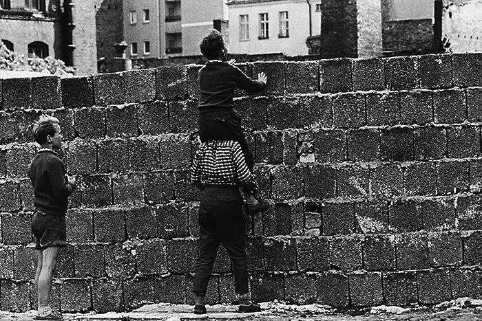 58 години от първата положена тухла на Берлинската стена (СНИМКИ)