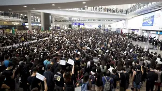 Демонстранти блокираха летището на Хонконг