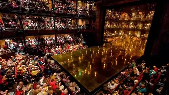 След обществен натиск: Кралският Шекспиров театър отказа парите на 