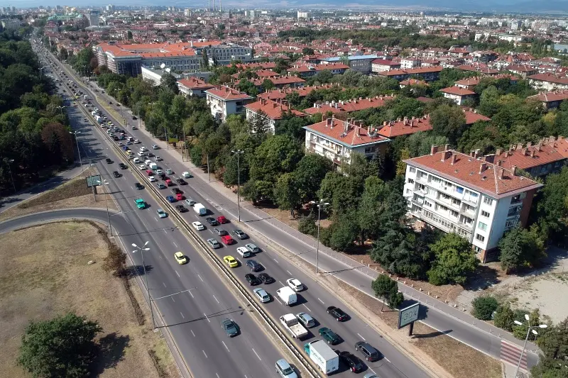 Пътищата из България блокирани от трафик и катастрофи