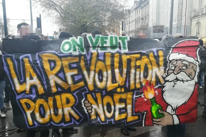 Франция продължава да е блокирана от стачки и протести