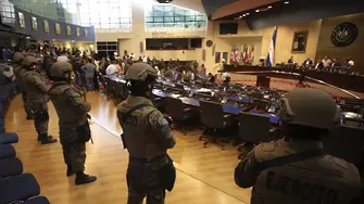 Армията на Ел Салвадор окупира парламента (ВИДЕО)
