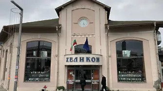 Протест в Бургас срещу събаряне на знакова книжарница