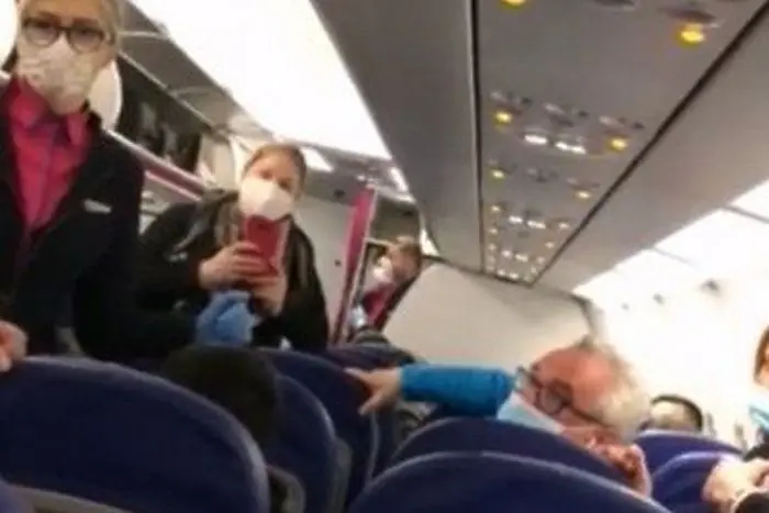 След скандал в самолета: българи свалиха британски пасажери