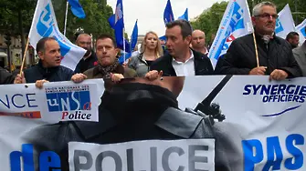 Френски полицаи въстават срещу забрана да използват задушаващи техники