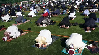 Мюсюлманите се молиха на открито за Рамазан Байрам 