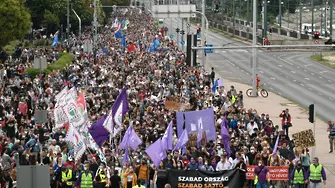 Десетки хиляди на протест в Будапеща за свобода на медиите