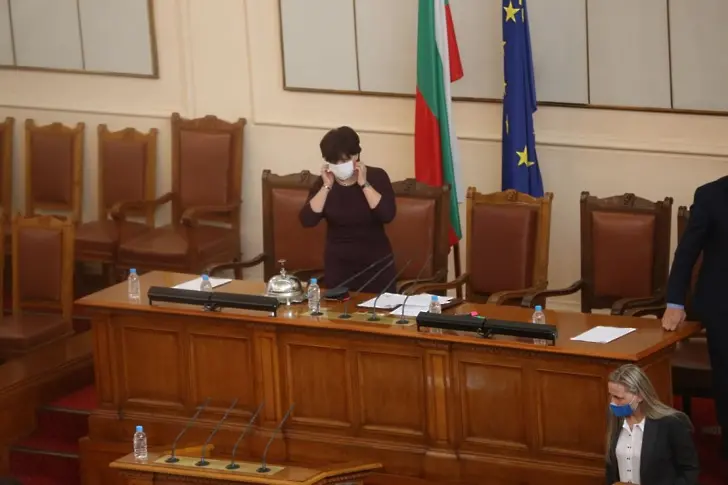 Цвета Караянчева се връща в парламента. Като съветник