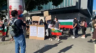 Българи пред канцлерството, питат Меркел защо подкрепя Борисов