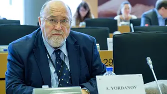 Евродепутатът Йорданов към журналист от БНР: Махленска клюкарка с тъпи въпроси