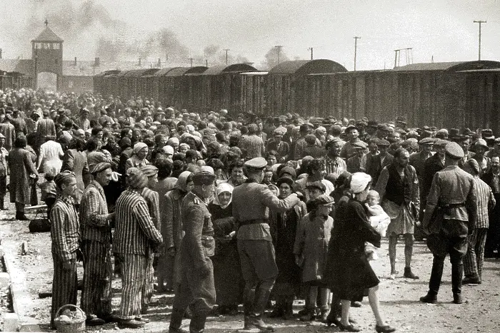ЕК: Транспонирайте наказанията за отричане на Холокоста