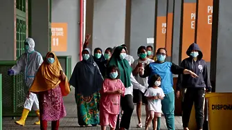 Индонезия ще ваксинира първо младите. Защо?