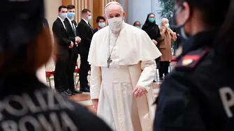 Папата с ишиас, няма да води новогодишните литургии