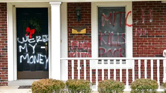 Свинска глава, червена боя и гневни графити по домовете на лидерите на US Конгреса