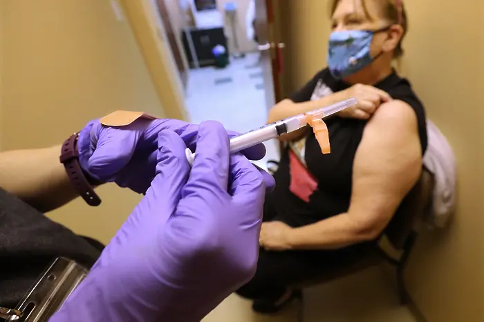 В САЩ пращат 1 млн. дози COVID ваксини в аптеките