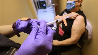 В САЩ пращат 1 млн. дози COVID ваксини в аптеките