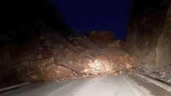 Скална маса затрупа пътя през Искърското дефиле край София