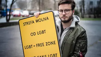 Полша замисля забрана на осиновяванията от еднополови двойки