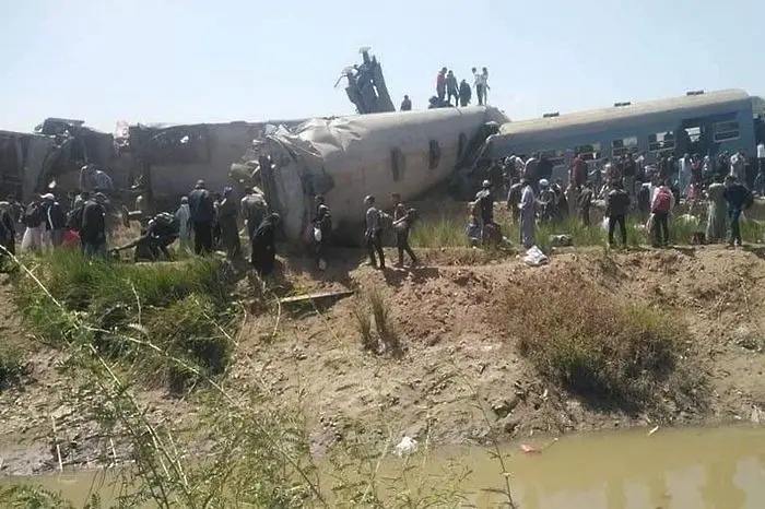 Най-малко 32-ма души гинат при железопътна катастрофа в Египет
