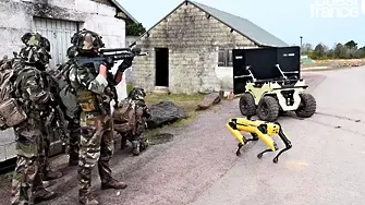 Французи тестват механичното куче Spot и други роботи в бойни учения