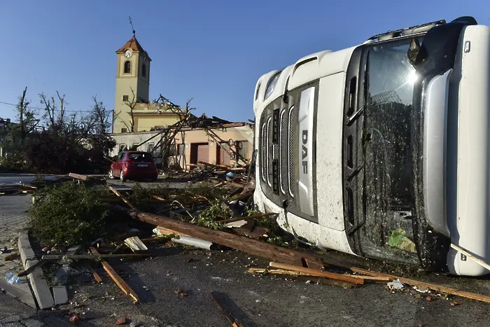 Торнадо уби петима в Чехия