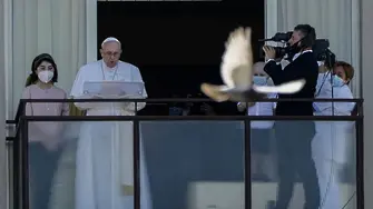 Папата не пропусна неделната молитва и от болницата, след операция (СНИМКИ)
