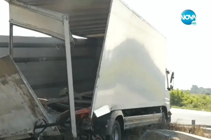 Катастрофа с камиони затруднява движението по 